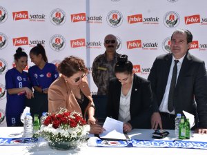 Kadın takımının sponsorluk anlaşması imzaladı