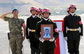 Hakkari'de şehit polis memurları için tören düzenlendi