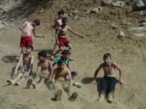Sıcaklar bastı, çocuklar derelere akın etti!