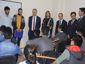 Vali Toprak kültür ve sanat merkezini ziyaret etti
