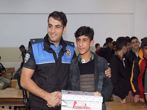 Hakkari emniyeti 200 öğrenciye ayakkabı dağıttı!