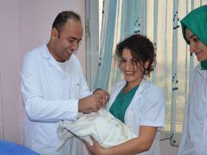 Hastane yönetiminden yılın ilk bebeğine altın