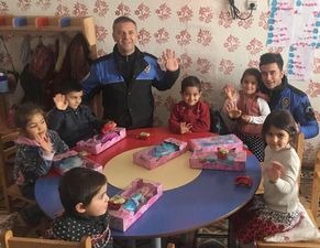 Yüksekova polisi çocukları sevindirdi!