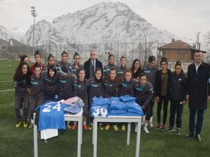 Vali Toprak, kadın sporculara malzeme dağıttı