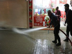 Caddeler baştan sona tazyikli su ile yıkadı!