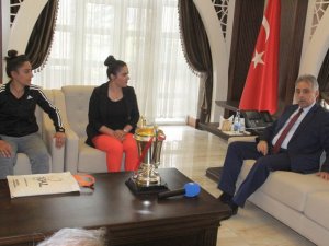 Kadın takımı Vali Toprak’ı ziyaret etti