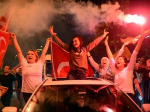 Sevinç gösterileri sürüyor!