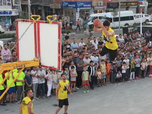 Karizma Show ekibi Hakkari’de gösteri yaptı