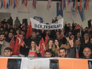 Tanıtım toplantısına MHP’li kızlar damga vurdu