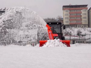Karla kaplı futbol sahası kar makinesi ile temizlendi