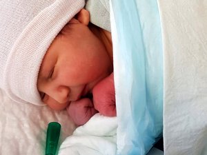 Yeni doğmuş bebeği çanta içine bırakıp terk ettiler