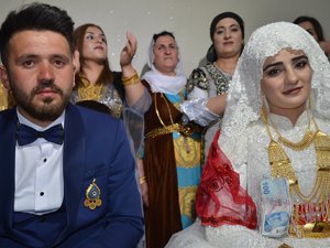 Aşiret düğününde geline 1 kilo altın takıldı