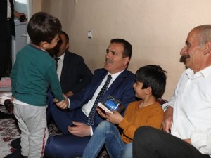 Vali Akbıyık. Demiryent ailesinin iftar sofrasına konuk oldu