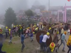 Taş atma festivali: 100 yaralı