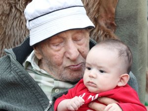 79 torunu olan yaşlıya doğum günü sürprizi