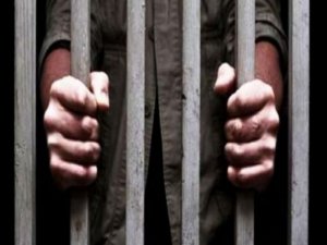 Cezaevi firarisi polise ateş açtı, annesini yaraladı