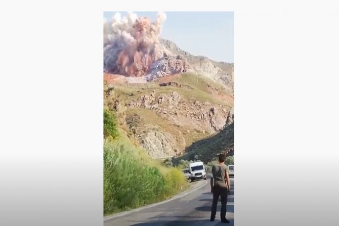Hakkari-Yüksekova yolunda kontrolü patlama
