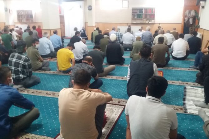 Belediye camisinde sosyal mesafeli Cuma namazı