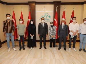 Vali Akbıyık, başarılı öğrencileri altınla ödüllendirdi