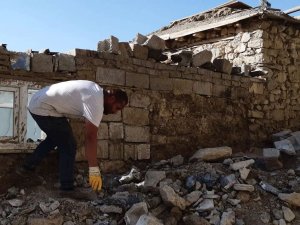 Hakkari’de düşen kayalar hasara yol açtı