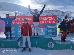 Hakkarili kayakçılar madalyalarla döndü