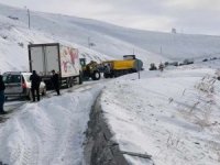 Van-Hakkari karayoluna çığ düştü