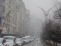 Hakkari'de karla karışık yağmur ve sis etkili oldu