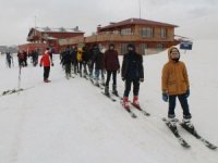 Hakkari'de çocukların 2 bin 800 rakımda “Kayak Keyfi”