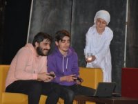 “Yatırlı Günler” adli tiyatro oyunu sahnelendi