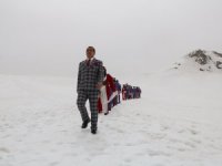 Aydın Aydın takım elbiseyle Edirne'den Hakkari'ye koştu