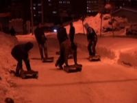 Boş kalan caddeler kayak pistine döndü