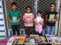 Okul masraflarını çıkartmak için kitap satıyorlar