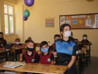 Hakkari polisinden miniklere moral hediyesi