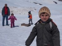 Hakkari'de müzikli kayak keyfi