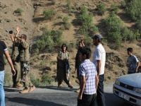 PKK vekillerin aracını durdurdu