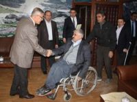 Başkan engellileri kapıda karşıladı
