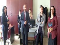 Kadınlara karanfil dağıtıldı