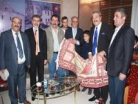 Hakkari HGC İnanır'a kilim hediye etti