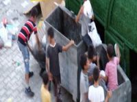 Yaşıtları oyun parkında onlar çöplükte