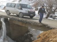 Geçit vermeyen köprü yenilenmeyi bekliyor