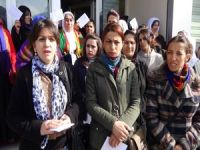 KJA: Cezaevindeki kadın tutsaklara kart gönderdi