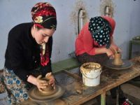 Kadınlar çamuru sanata dönüştürüyor