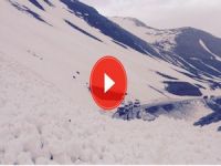 Karayolları ekibinin üzerine çığ düştü