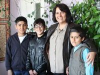 Folklorcular Kupaları Başkana hediye ettiller