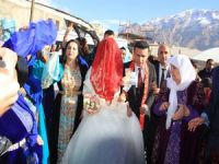 Asma köprüden gelin geçti