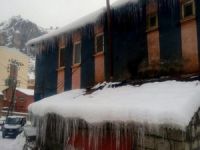 Sınırda buz kütleleri bir metreyi aştı!