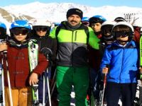 Vali Toprak: minik kayakçıları ziyaret etti!