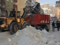 Hakkari çarşısı kardan temizleniyor!