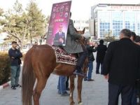 Hakkari'li sanatçıdan ilginç davet!