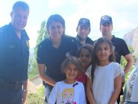 Hakkari polisi sınırdaki çocukları sevindirdi!